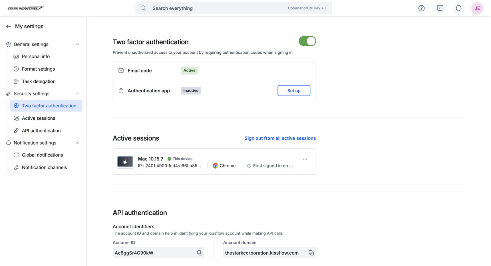 Pestaña Seguridad de Mis ajustes que muestra el widget de 2FA con las opciones Correo electrónico y Aplicación de autenticación